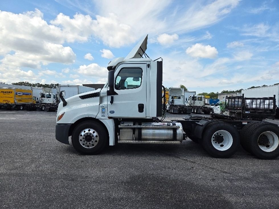 2020 Freightliner Cascadia 126" Day cab photo 4