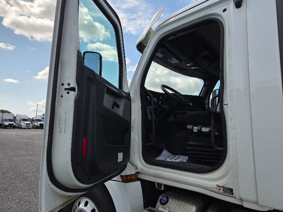Day Cab Tractor-Heavy Duty Tractors-Freightliner-2020-T12664ST-Mobile-AL-389,175\n\t\tmiles-$ 48,250 - Image 9