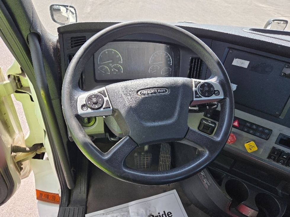 Day Cab Tractor-Heavy Duty Tractors-Freightliner-2020-T12664ST-Mobile-AL-402,014\n\t\tmiles-$ 52,000 - Image 11