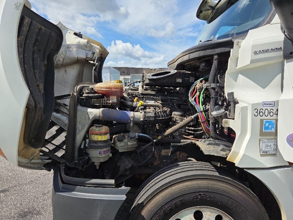 Day Cab Tractor-Heavy Duty Tractors-Freightliner-2020-T12664ST-Mobile-AL-402,014\n\t\tmiles-$ 52,000 - Image 16