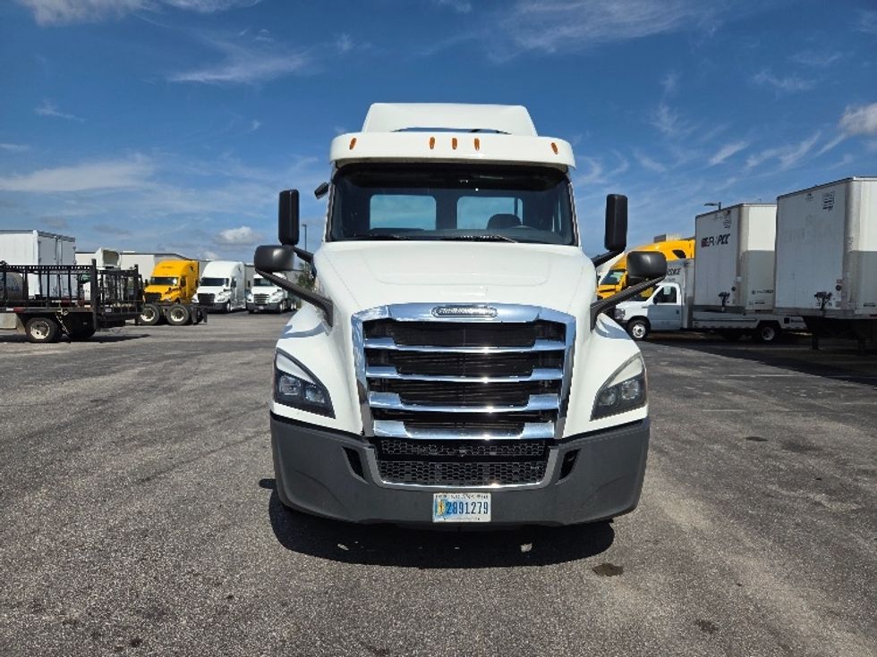 2020 Freightliner Cascadia 126" Day cab photo 2