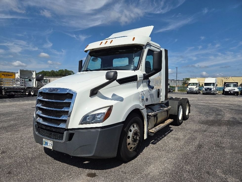 2020 Freightliner Cascadia 126" Day cab photo 3
