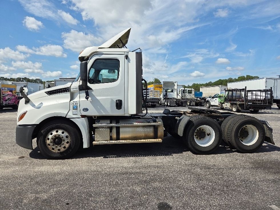 2020 Freightliner Cascadia 126" Day cab photo 4