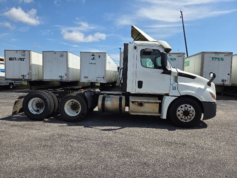 Day Cab Tractor-Heavy Duty Tractors-Freightliner-2020-T12664ST-Mobile-AL-402,014\n\t\tmiles-$ 52,000 - Image 8
