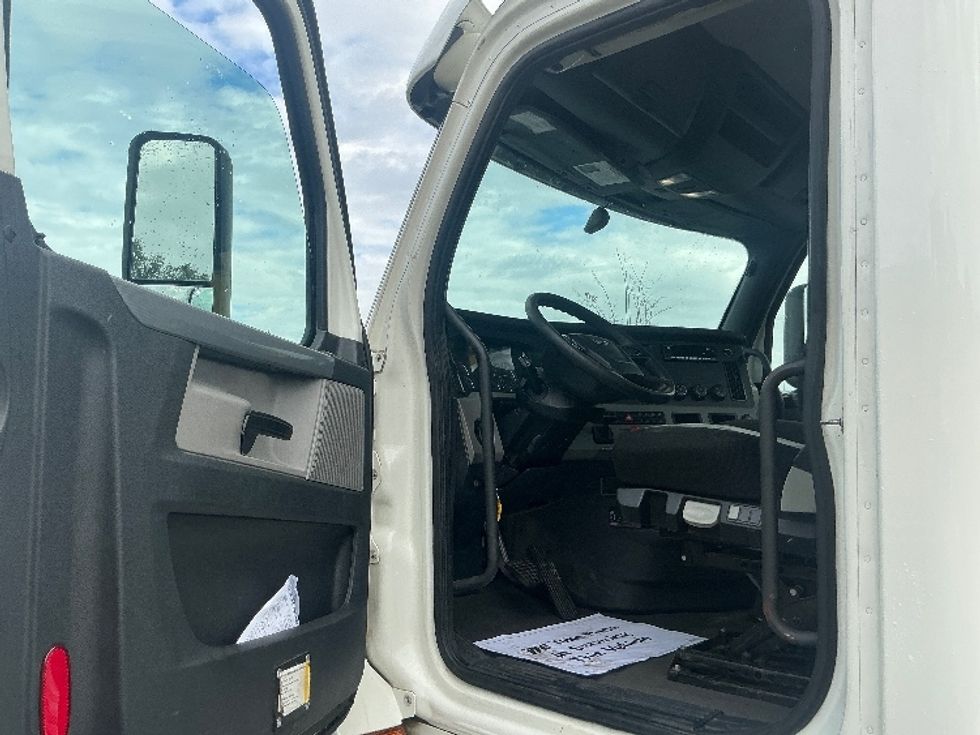 Day Cab Tractor-Heavy Duty Tractors-Freightliner-2020-T12664ST-Mobile-AL-530,340\n\t\tmiles-$ 42,000 - Image 9