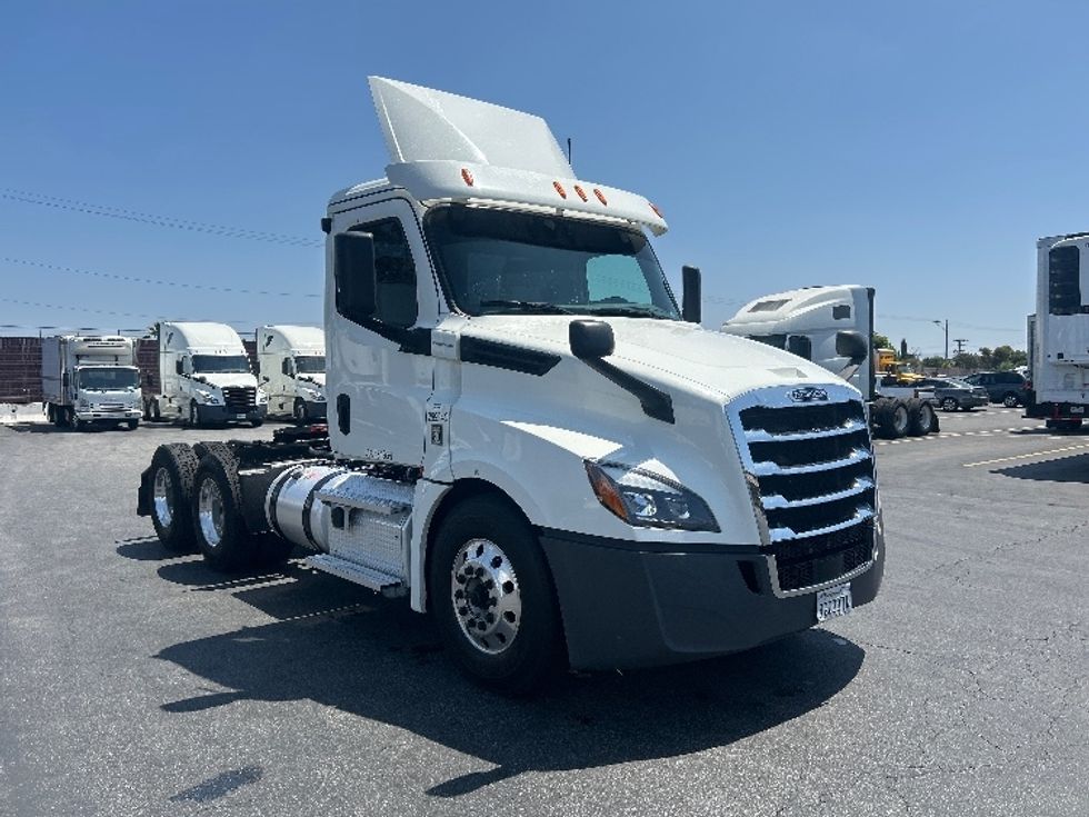 Day Cab Tractor-Heavy Duty Tractors-Freightliner-2020-T12664ST-Montebello-CA-153,711\n\t\tmiles-$ 72,250 - Image 1