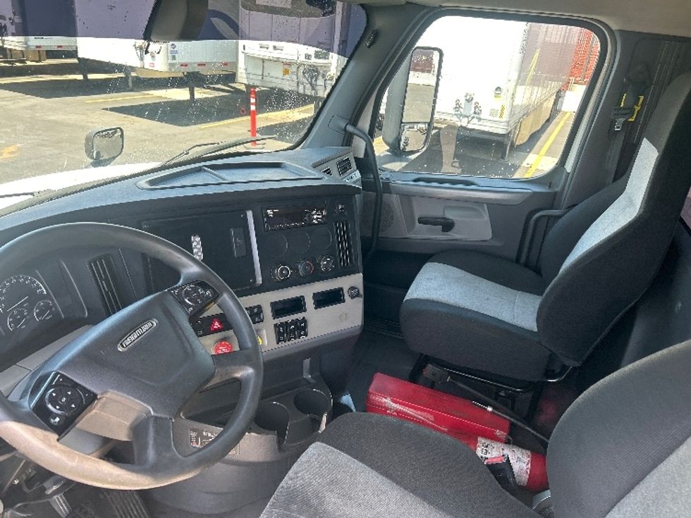 Day Cab Tractor-Heavy Duty Tractors-Freightliner-2020-T12664ST-Montebello-CA-153,711\n\t\tmiles-$ 72,250 - Image 10