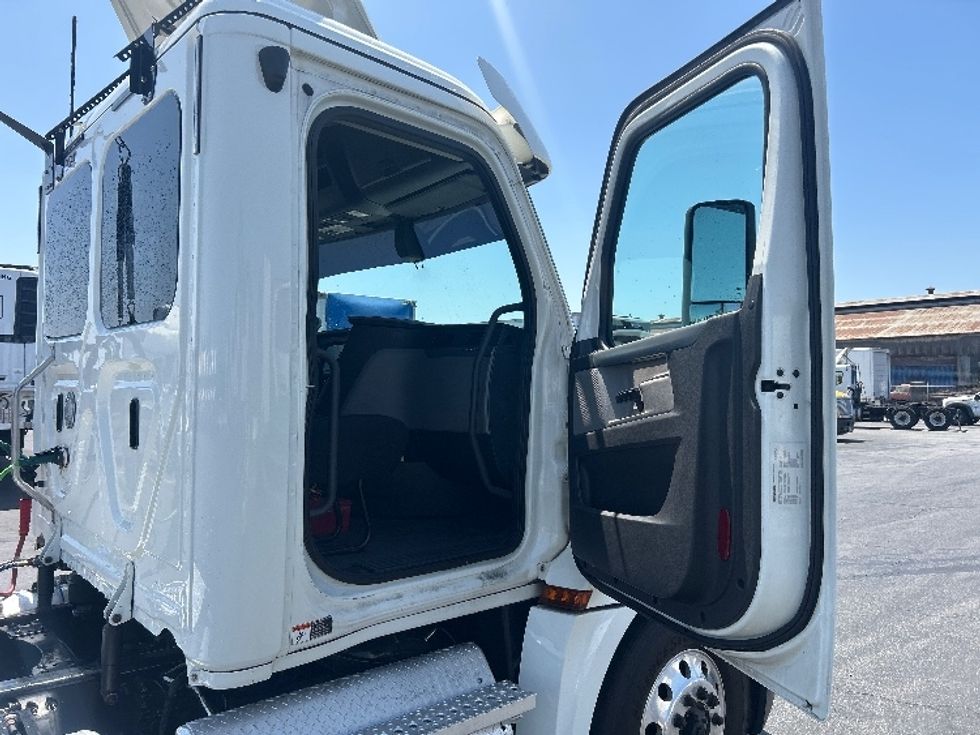 Day Cab Tractor-Heavy Duty Tractors-Freightliner-2020-T12664ST-Montebello-CA-153,711\n\t\tmiles-$ 72,250 - Image 12