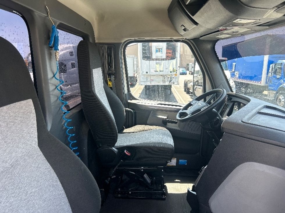 Day Cab Tractor-Heavy Duty Tractors-Freightliner-2020-T12664ST-Montebello-CA-153,711\n\t\tmiles-$ 72,250 - Image 14