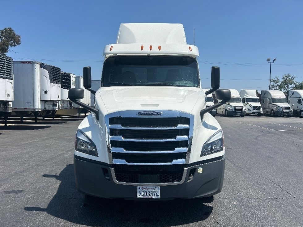 Day Cab Tractor-Heavy Duty Tractors-Freightliner-2020-T12664ST-Montebello-CA-153,711\n\t\tmiles-$ 72,250 - Image 2