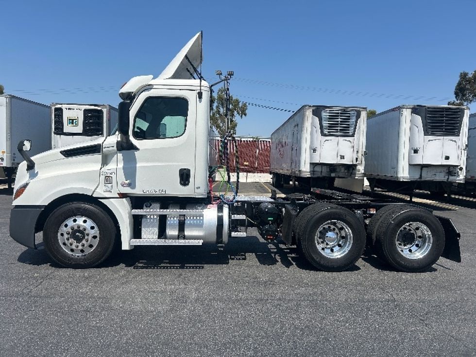 Day Cab Tractor-Heavy Duty Tractors-Freightliner-2020-T12664ST-Montebello-CA-153,711\n\t\tmiles-$ 72,250 - Image 4