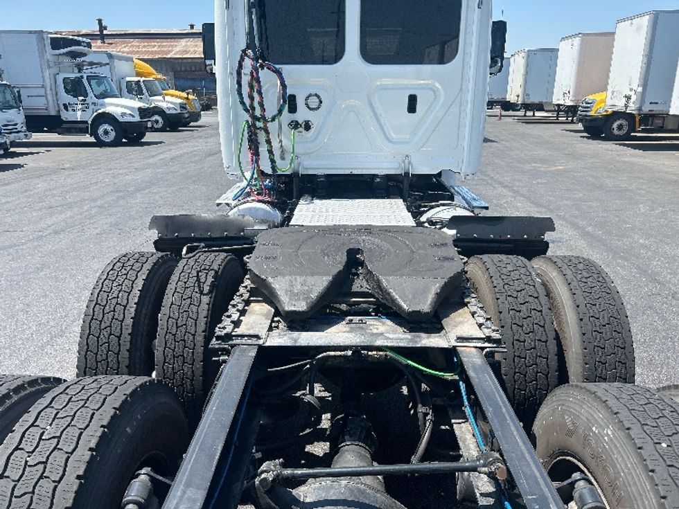 Day Cab Tractor-Heavy Duty Tractors-Freightliner-2020-T12664ST-Montebello-CA-153,711\n\t\tmiles-$ 72,250 - Image 6