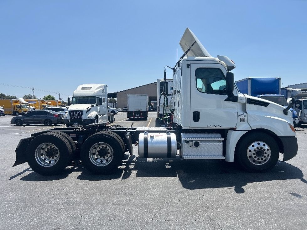Day Cab Tractor-Heavy Duty Tractors-Freightliner-2020-T12664ST-Montebello-CA-153,711\n\t\tmiles-$ 72,250 - Image 8