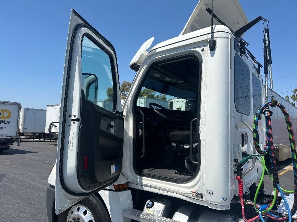 Day Cab Tractor-Heavy Duty Tractors-Freightliner-2020-T12664ST-Montebello-CA-153,711\n\t\tmiles-$ 72,250 - Image 9