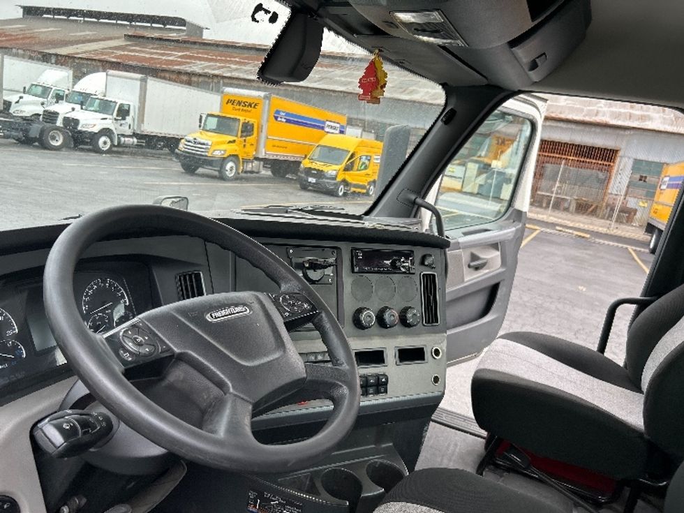 Day Cab Tractor-Heavy Duty Tractors-Freightliner-2020-T12664ST-Montebello-CA-202,738\n\t\tmiles-$ 68,000 - Image 10