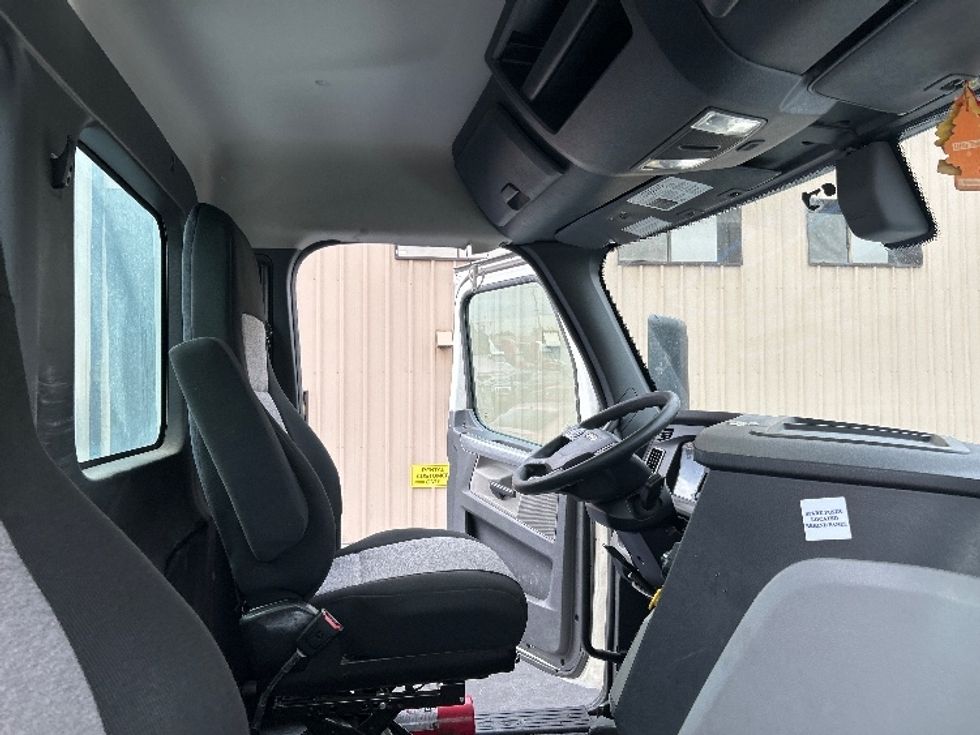 Day Cab Tractor-Heavy Duty Tractors-Freightliner-2020-T12664ST-Montebello-CA-202,738\n\t\tmiles-$ 68,000 - Image 14