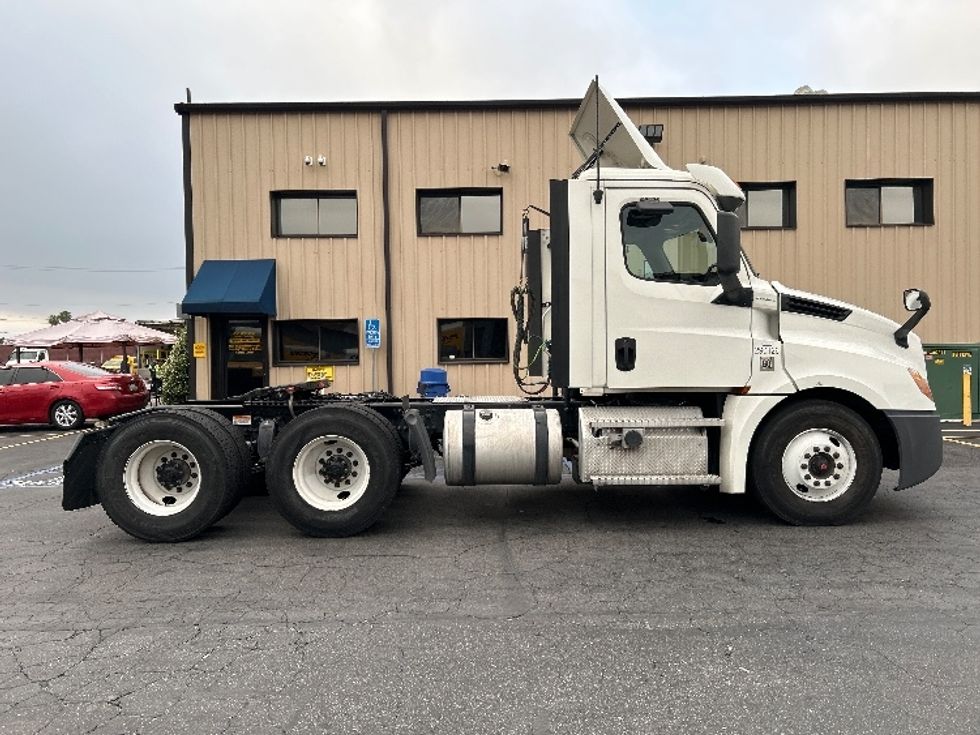Day Cab Tractor-Heavy Duty Tractors-Freightliner-2020-T12664ST-Montebello-CA-202,738\n\t\tmiles-$ 68,000 - Image 8