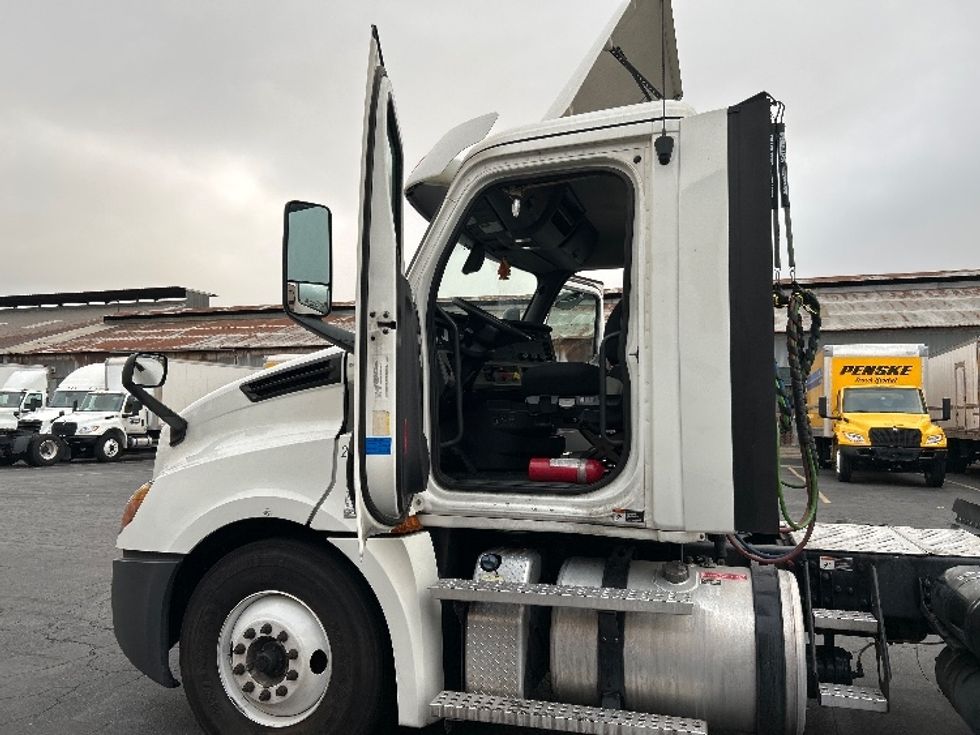 Day Cab Tractor-Heavy Duty Tractors-Freightliner-2020-T12664ST-Montebello-CA-202,738\n\t\tmiles-$ 68,000 - Image 9