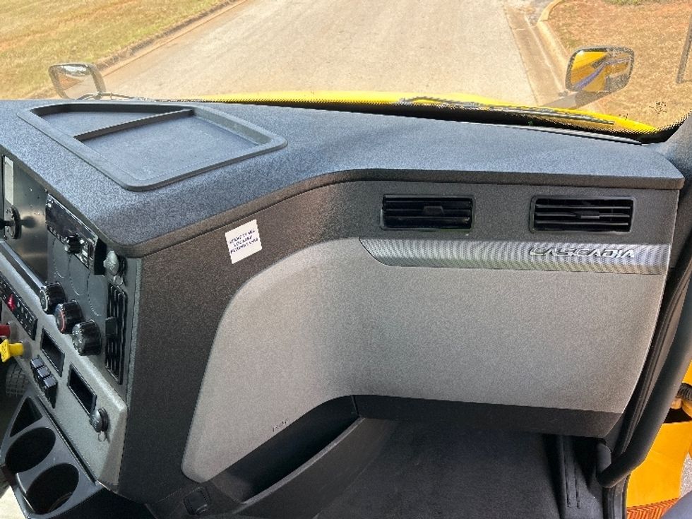 Day Cab Tractor-Heavy Duty Tractors-Freightliner-2020-T12664ST-Montgomery-AL-466,246\n\t\tmiles-$ 42,500 - Image 13