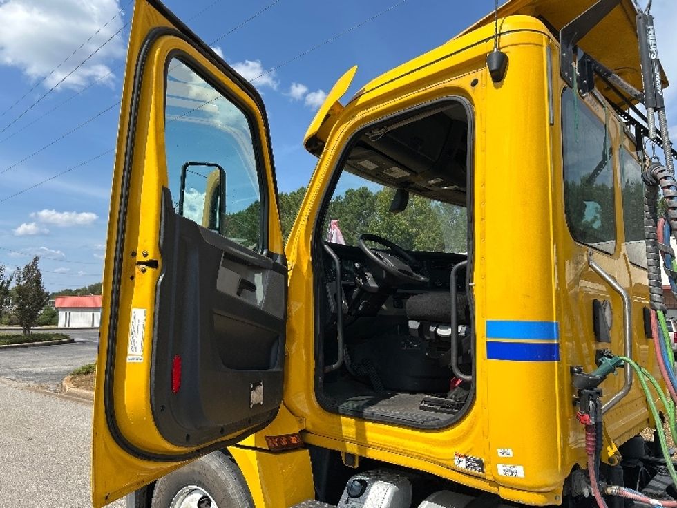 Day Cab Tractor-Heavy Duty Tractors-Freightliner-2020-T12664ST-Montgomery-AL-466,246\n\t\tmiles-$ 42,500 - Image 9