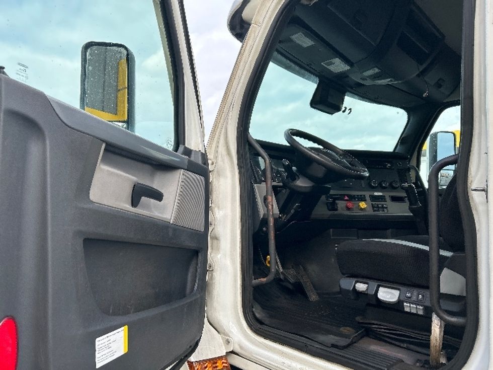 Day Cab Tractor-Heavy Duty Tractors-Freightliner-2020-T12664ST-Montgomery-NY-336,546\n\t\tmiles-$ 50,250 - Image 9