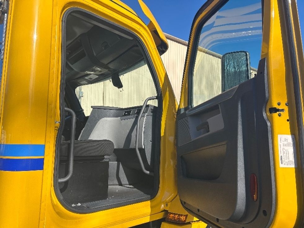 Day Cab Tractor-Heavy Duty Tractors-Freightliner-2020-T12664ST-Montgomery-NY-467,034\n\t\tmiles-$ 38,250 - Image 12