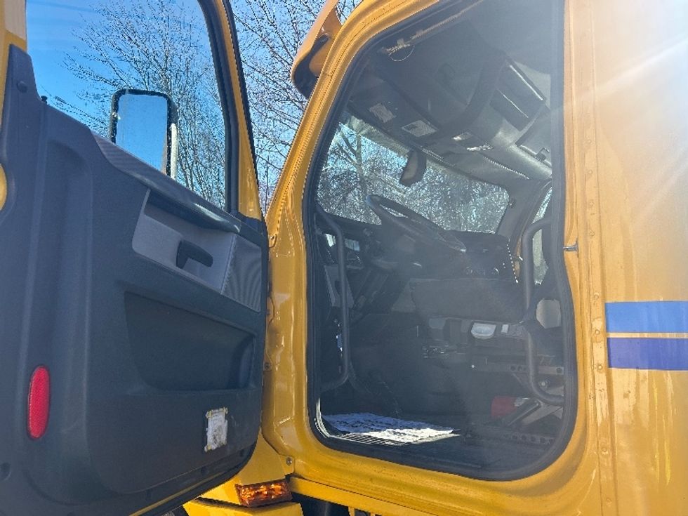 Day Cab Tractor-Heavy Duty Tractors-Freightliner-2020-T12664ST-Montgomery-NY-467,034\n\t\tmiles-$ 38,250 - Image 9