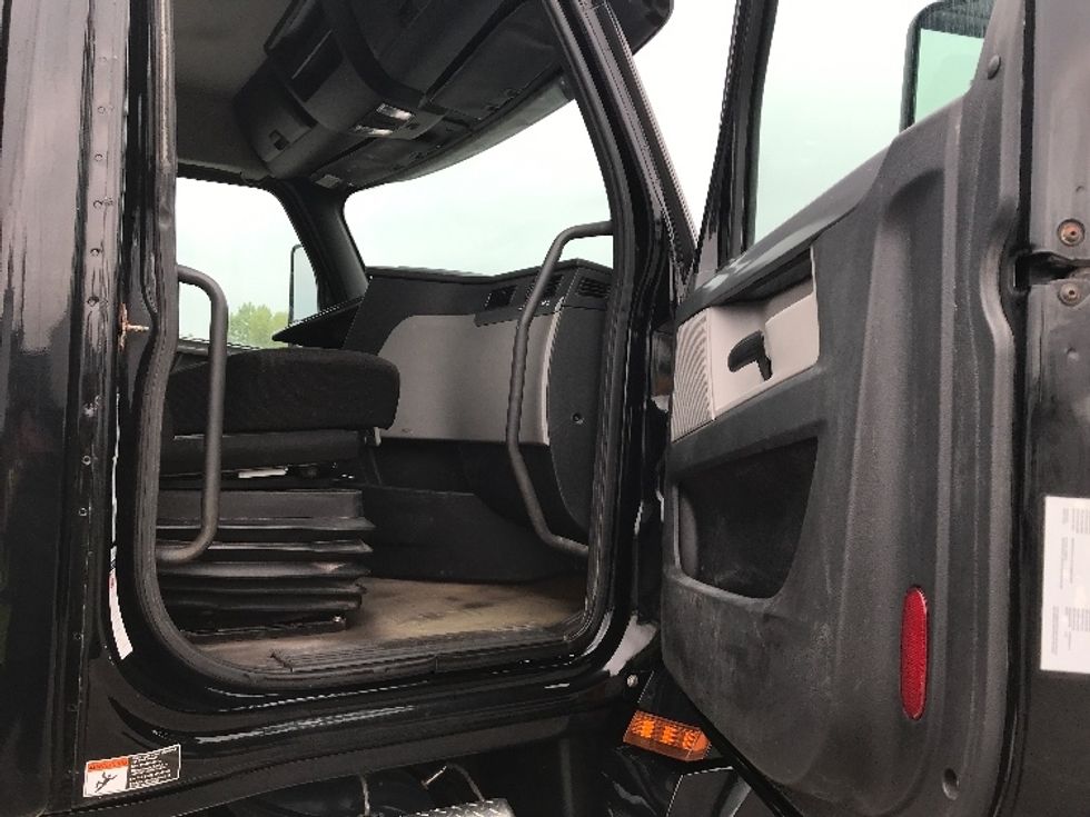 Day Cab Tractor-Heavy Duty Tractors-Freightliner-2020-T12664ST-Montreal-PQ-250,955\n\t\tkm-$ 82,500 - Image 12