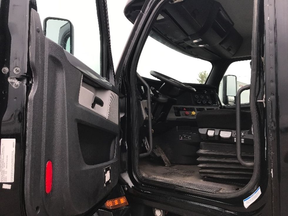 Day Cab Tractor-Heavy Duty Tractors-Freightliner-2020-T12664ST-Montreal-PQ-250,955\n\t\tkm-$ 82,500 - Image 9