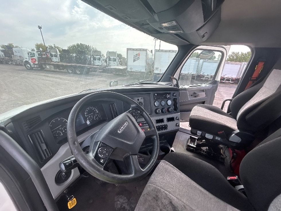 Day Cab Tractor-Heavy Duty Tractors-Freightliner-2020-T12664ST-Montreal-PQ-474,407\n\t\tkm-$ 70,000 - Image 10