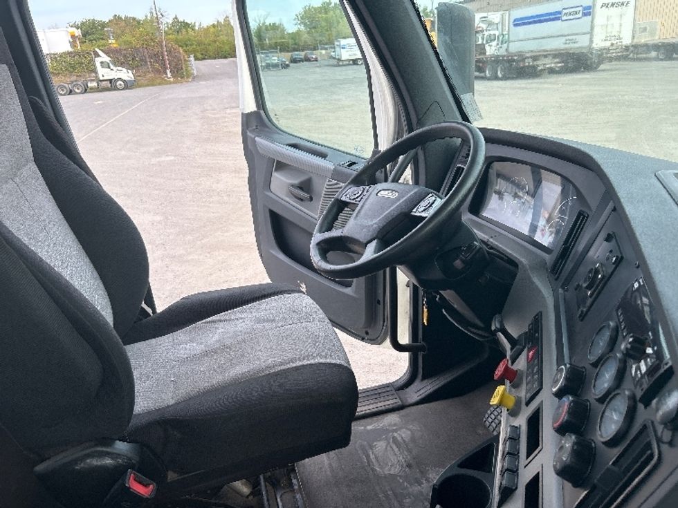 Day Cab Tractor-Heavy Duty Tractors-Freightliner-2020-T12664ST-Montreal-PQ-474,407\n\t\tkm-$ 70,000 - Image 14