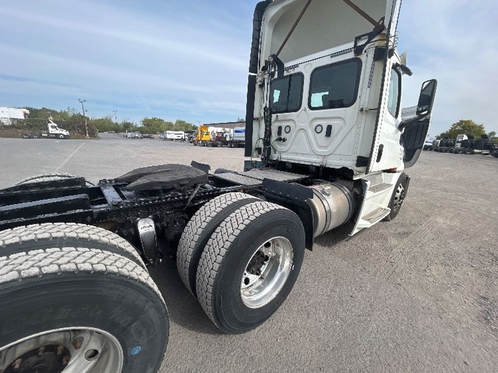 Day Cab Tractor-Heavy Duty Tractors-Freightliner-2020-T12664ST-Montreal-PQ-474,407\n\t\tkm-$ 70,000 - Image 17