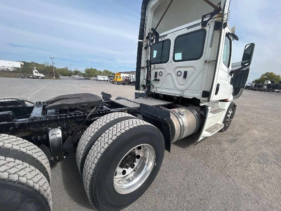 Day Cab Tractor-Heavy Duty Tractors-Freightliner-2020-T12664ST-Montreal-PQ-474,407\n\t\tkm-$ 70,000 - Image 18