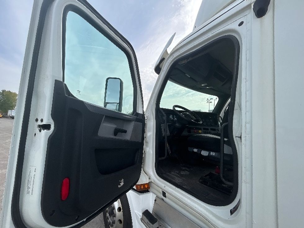 Day Cab Tractor-Heavy Duty Tractors-Freightliner-2020-T12664ST-Montreal-PQ-474,407\n\t\tkm-$ 70,000 - Image 9