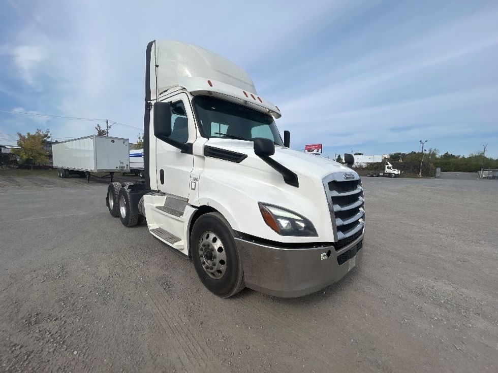 Day Cab Tractor-Heavy Duty Tractors-Freightliner-2020-T12664ST-Montreal-PQ-474,443\n\t\tkm-$ 68,000 - Image 1