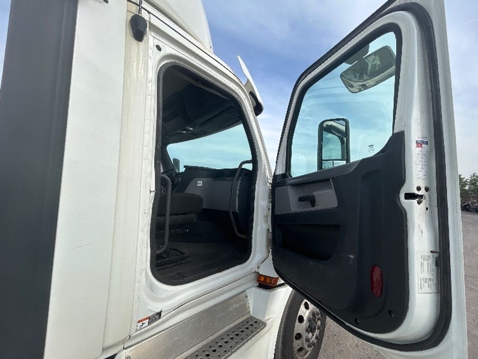 Day Cab Tractor-Heavy Duty Tractors-Freightliner-2020-T12664ST-Montreal-PQ-474,443\n\t\tkm-$ 68,000 - Image 12