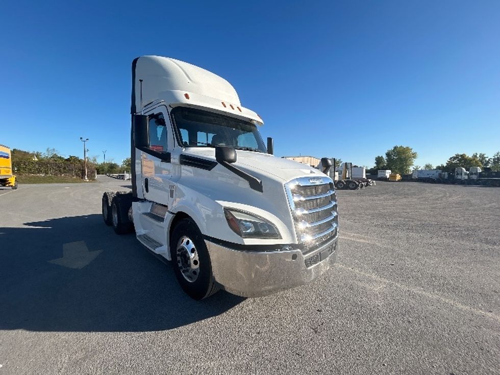 Day Cab Tractor-Heavy Duty Tractors-Freightliner-2020-T12664ST-Montreal-PQ-515,765\n\t\tkm-$ 68,250 - Image 1