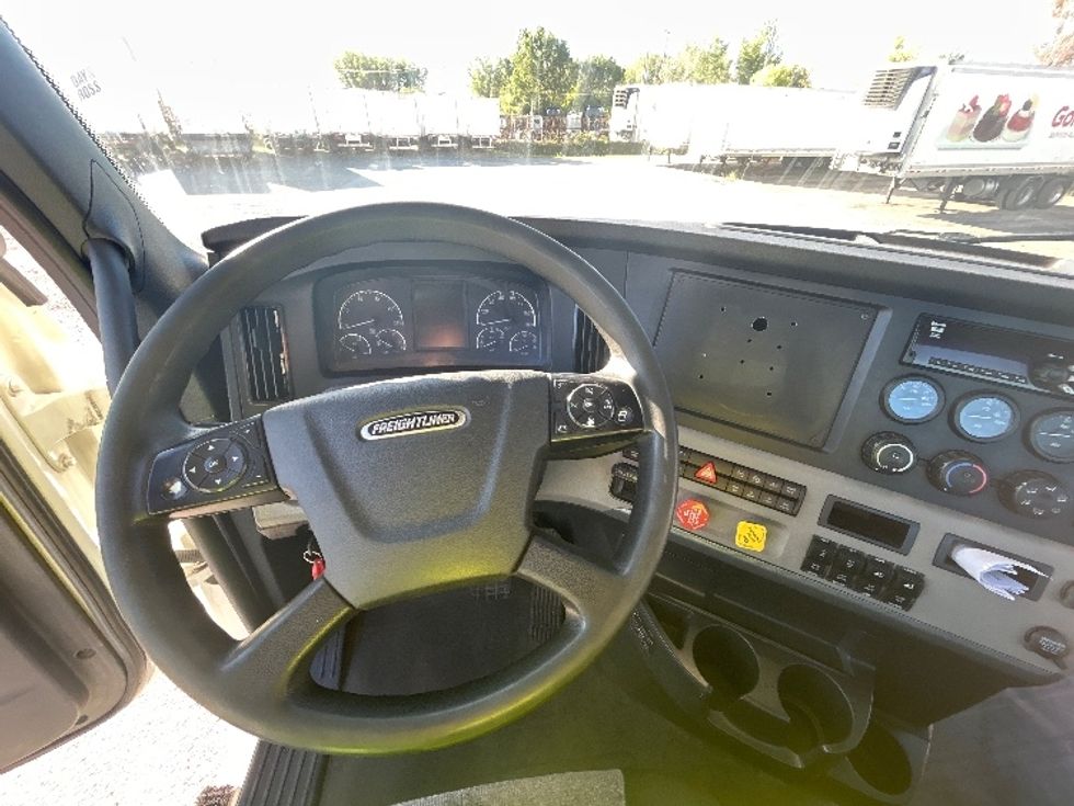 Day Cab Tractor-Heavy Duty Tractors-Freightliner-2020-T12664ST-Montreal-PQ-515,765\n\t\tkm-$ 68,250 - Image 11