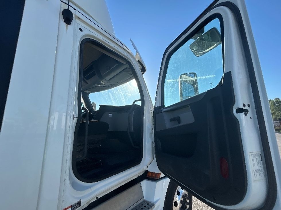 Day Cab Tractor-Heavy Duty Tractors-Freightliner-2020-T12664ST-Montreal-PQ-515,765\n\t\tkm-$ 68,250 - Image 12