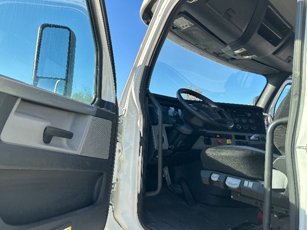 Day Cab Tractor-Heavy Duty Tractors-Freightliner-2020-T12664ST-Montreal-PQ-515,765\n\t\tkm-$ 68,250 - Image 9