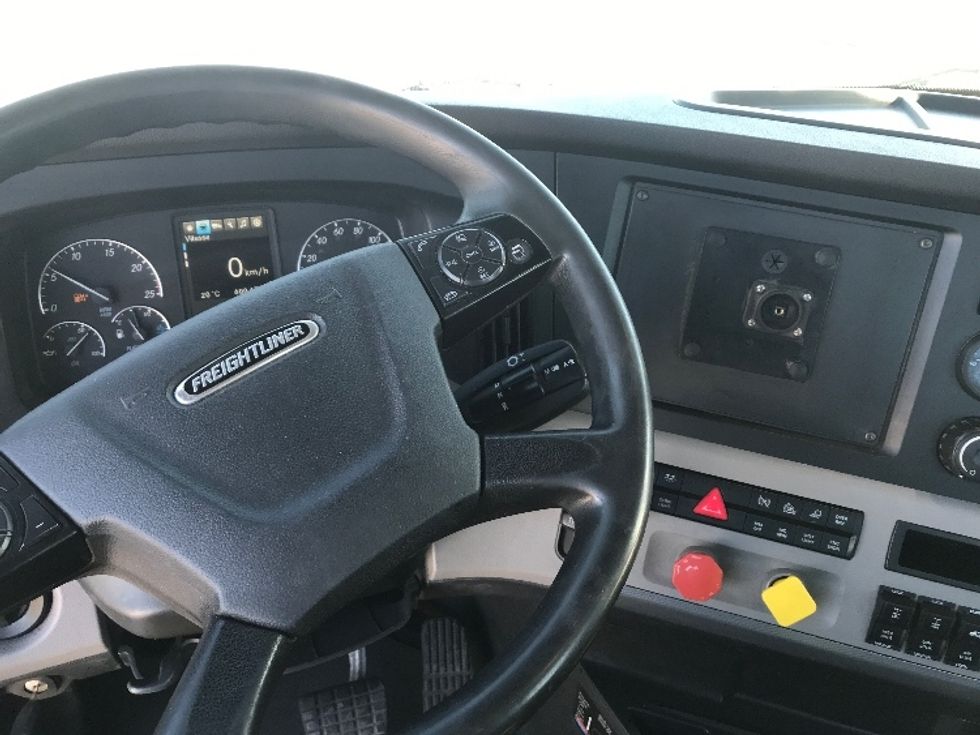 Day Cab Tractor-Heavy Duty Tractors-Freightliner-2020-T12664ST-Montreal-PQ-600,470\n\t\tkm-$ 64,500 - Image 11