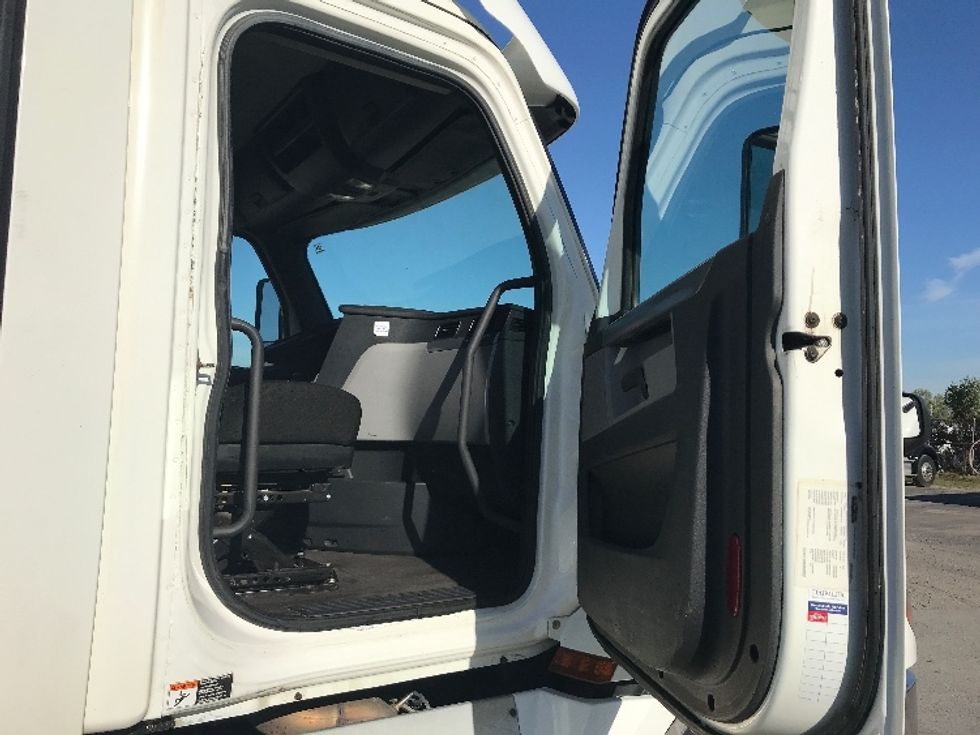 Day Cab Tractor-Heavy Duty Tractors-Freightliner-2020-T12664ST-Montreal-PQ-600,470\n\t\tkm-$ 64,500 - Image 12