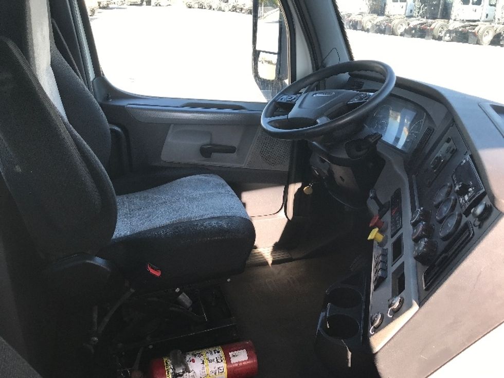 Day Cab Tractor-Heavy Duty Tractors-Freightliner-2020-T12664ST-Montreal-PQ-600,470\n\t\tkm-$ 64,500 - Image 14