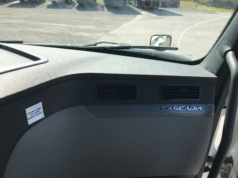 Day Cab Tractor-Heavy Duty Tractors-Freightliner-2020-T12664ST-Montreal-PQ-601,632\n\t\tkm-$ 73,500 - Image 13