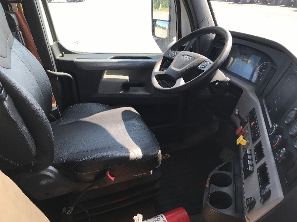 Day Cab Tractor-Heavy Duty Tractors-Freightliner-2020-T12664ST-Montreal-PQ-601,632\n\t\tkm-$ 73,500 - Image 14