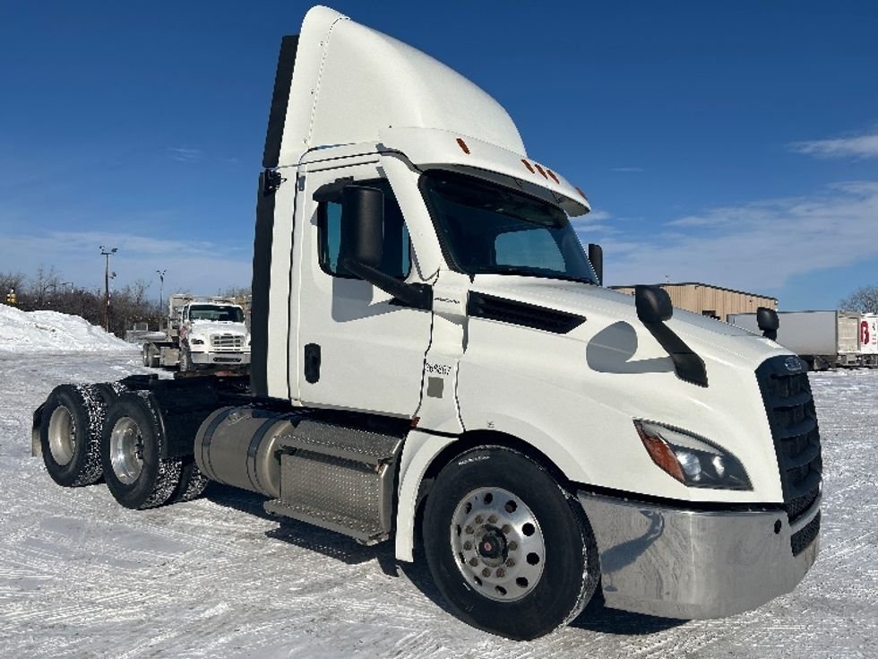 Day Cab Tractor-Heavy Duty Tractors-Freightliner-2020-T12664ST-Montreal-PQ-647,269\n\t\tkm-$ 59,750 - Image 1