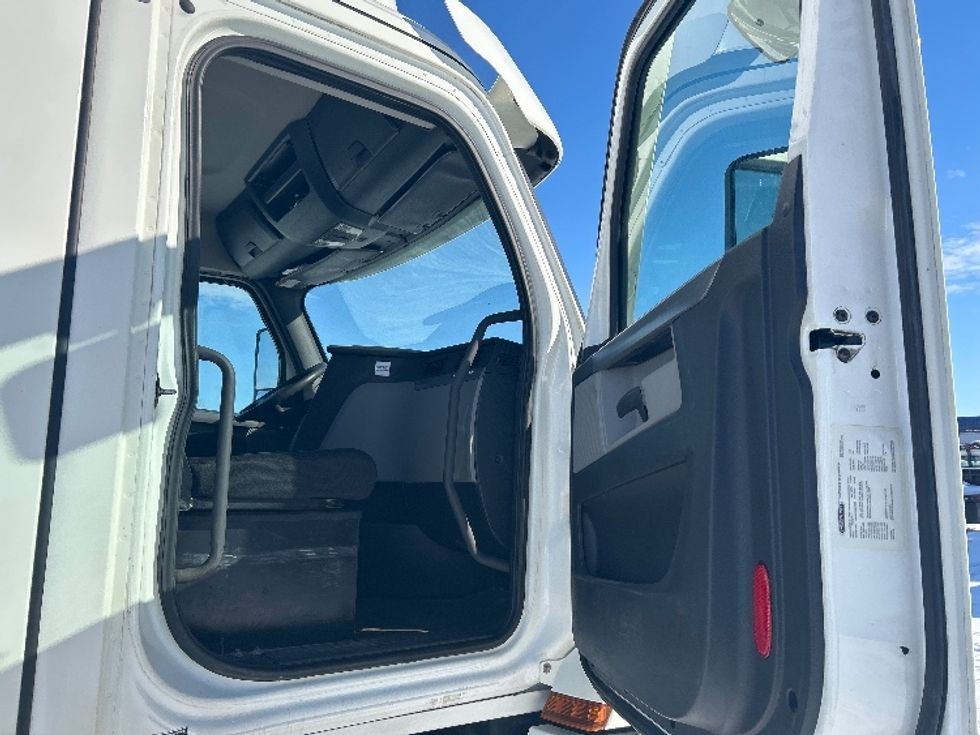 Day Cab Tractor-Heavy Duty Tractors-Freightliner-2020-T12664ST-Montreal-PQ-647,269\n\t\tkm-$ 59,750 - Image 12