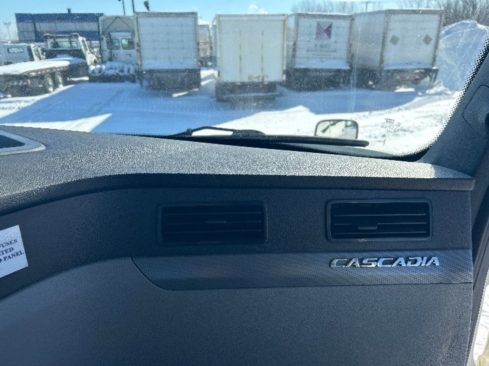 Day Cab Tractor-Heavy Duty Tractors-Freightliner-2020-T12664ST-Montreal-PQ-647,269\n\t\tkm-$ 59,750 - Image 13