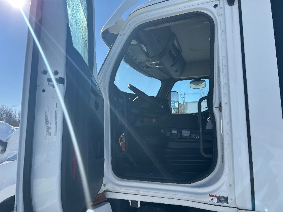 Day Cab Tractor-Heavy Duty Tractors-Freightliner-2020-T12664ST-Montreal-PQ-647,269\n\t\tkm-$ 59,750 - Image 9
