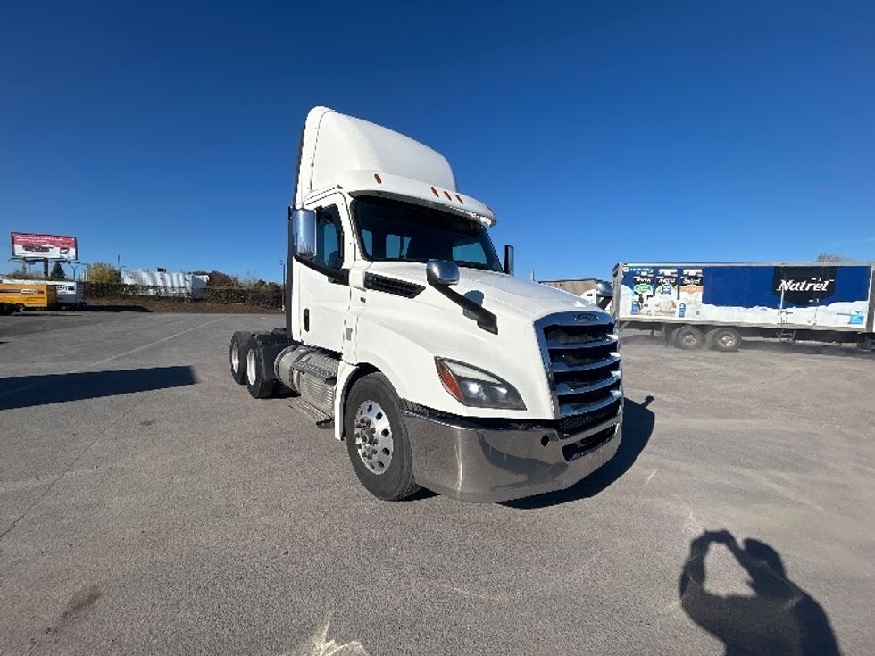 Day Cab Tractor-Heavy Duty Tractors-Freightliner-2020-T12664ST-Montreal-PQ-693,086\n\t\tkm-$ 59,250 - Image 1